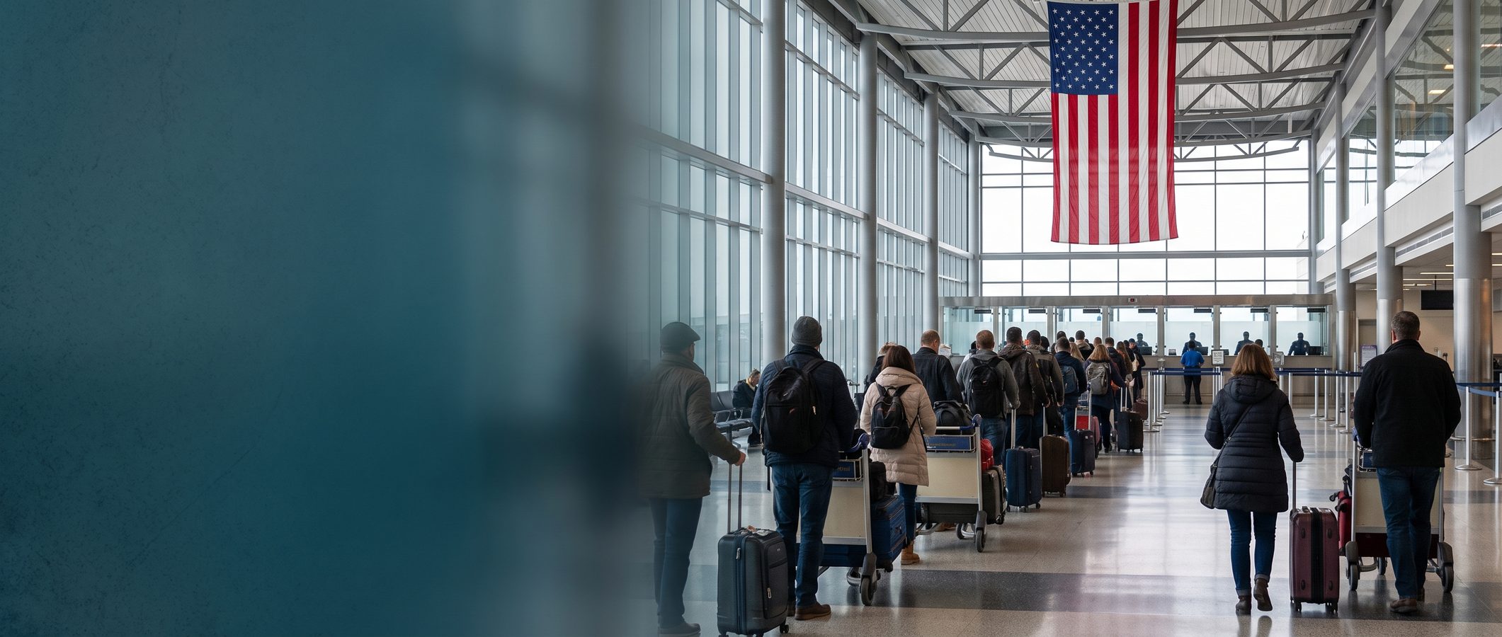Cestující v příletové hale amerického letiště
